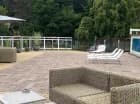 Hotel posiada wakacyjną strefę relaksu przy basenie