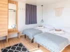 W domku Sun Lodge mieszczą się 2 pojedyncze łóżka i stylowe dodatki