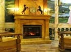 Wnętrze hotelu zdobią freski autorstwa Ahmo Ovciny tworząc wyjątkowy klimat