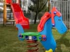 W przyhotelowym ogrodzie urządzono plac zabaw dla dzieci