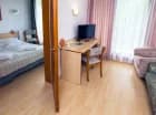 Apartament składa się z sypialni i pokoju dziennego z sofą