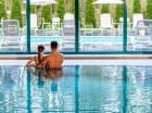 Hotel posiada wewnętrzną i zewnętrzną strefę basenową
