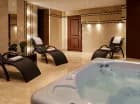 Tutejsza strefa wellness umożliwia korzystanie z jacuzzi i leżaków