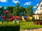 Na terenie posesji znajduje się duży plac zabaw oraz inne atrakcje dla dzieci