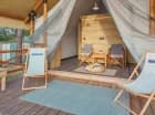 4-osobowy Forest Lodge M rozpoczyna się częścią z leżakami, w głębi 2 sypialnie