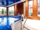 W strefie basenowej znajduje się również jacuzzi i kaskada