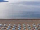 Hotel ma prywatną plażę położoną w pięknym miejscu
