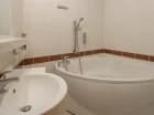 Łazienka w apartamencie wyposażona jest w wannę