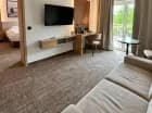 Apartament składa się z sypialni oraz pokoju dziennego z 2-osobową sofą