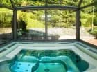 Znajdziemy tutaj dwie wewnętrzne wanny jacuzzi