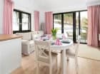 Apartamenty posiadają balkony lub tarasy