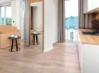 Apartament superior posiada duży pokój dzienny z aneksem kuchennym