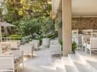 Hotelowa restauracja serwuje śniadania i dania z karty