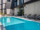 Hotel posiada elegancki basen zewnętrzny