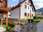 Domki oddzielone są alejkami i terenem zielonym