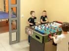 Dzieci mogą pograć w piłkarzyki oraz ping-ponga