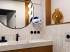 Łazienka jest nowocześnie wykończona