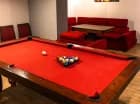 Jest także stół do gry w bilard i drink bar