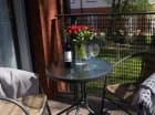 Każdy apartament posiada własny balkon z meblami ogrodowymi