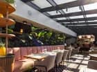 Restauracja oferuje nowoczesną przestrzeń i panoramiczne okna