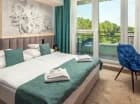 Hotel proponuje pobyt w przestronnych i wygodnych pokojach