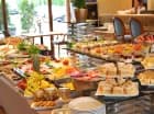 W hotelu codziennie w godz. 7:00-10:00 odbywa się śniadanie