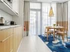 Każdy apartament posiada przestronny salon z aneksem kuchennym i jadalnią