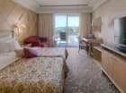 W pokoju jest minibar, smart TV, wifi, ekspres do kawy