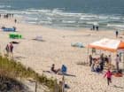 Piękna piaszczysta plaża przyciąga na spacery przez cały rok