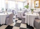 Elegancki wystrój wnętrz, kwiaty, światło tworzą wyjątkową atmosferę restauracji