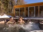 Zimowa kąpiel w jacuzzi jest wyjątkowym przeżyciem