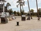 Rodzice mogą doglądać pociechy na placu zabaw, odpoczywając w plażowych koszach