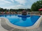 Przy hotelu znajduje się zewnętrzny basen ze stanowiskami do hydromasażu