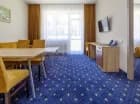 Przestronne pokoje Family Lux 2+2 mają łóżko i dodatkowo sofę
