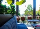 Restauracja posiada nowocześnie zaaranżowane wnętrza