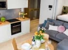 Apartament Suite składa się z sypialni, aneksu kuchennego, jadalni z salonem