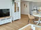 Apartament ma duży salon z aneksem kuchennym i do tego 3 sypialnie