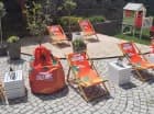 Latem przy hotelu działa zewnętrzna strefa relaksu oraz plac zabaw z trampoliną