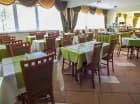 Jest też sala restauracyjna, w której są podawane śniadania i obiadokolacje