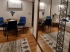 Posiada eleganckie meble i wyszukane dodatki