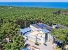 Kompleks jest położony w otoczeniu lasów jedynie 150 m od plaży