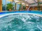 Znajdziemy tutaj kryty basen i jacuzzi