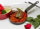 Restauracja serwuje dania rybne, potrawy z mięs i dania jarskie