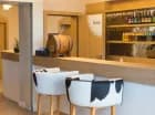 W hotelowym lobby działa drink bar z różnymi trunkami