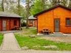 Na terenie ośrodka można mieszkać także w drewnianych domkach apartamentowych