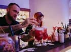Goście mają możliwość skosztowania różnorodnych alkoholi w barze hotelowym