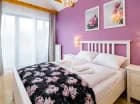 W każdym apartamencie jest zamykana sypialnia z łożem małżeńskim