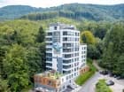 Apartamentowiec Kiczora jest otoczony lasami Beskidu Małego