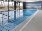 Hotel posiada wewnętrzny basen z ozonowaną wodą, hydromasażem i przeciwprądem
