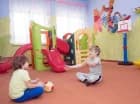 Jest zewnętrzny plac zabaw oraz wewnętrzna salka zabaw